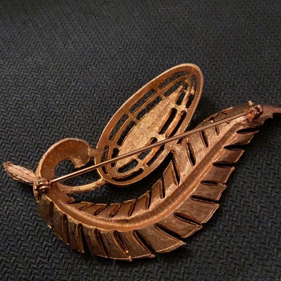 Ornate Women’s Gold Color Flower and Leaf 5” Inches Brooch. - Picture 3 of 4